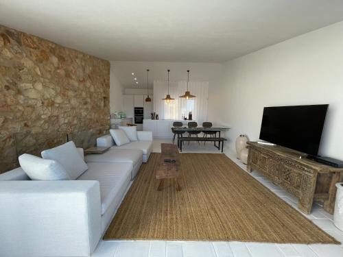 阿尔沃尔Alvor River & Sea View的客厅配有白色沙发和平面电视。