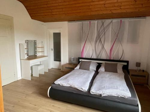 萨尔堡Camping Waldfrieden的卧室配有一张大床,墙上挂着粉红色的绳索