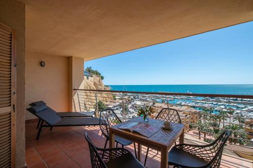 阿尔啼Pierre & Vacances Altea Beach - Port的一个带桌椅的海景阳台