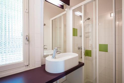 普赖萨克Les Bois De Prayssac的白色的浴室设有水槽和淋浴。