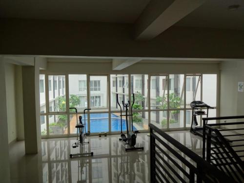 PorisPADINA SUITES的一间设有窗户的客房和一座游泳池