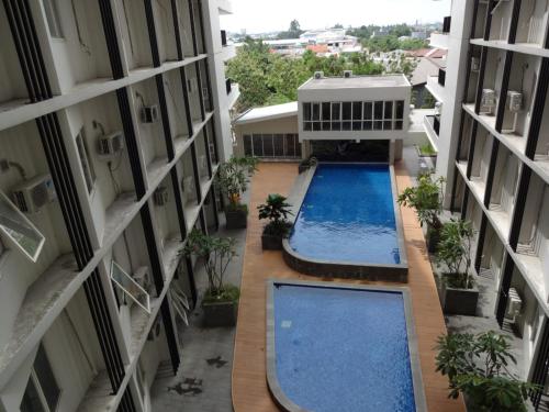 PorisPADINA SUITES的公寓大楼内2个游泳池的顶部景致