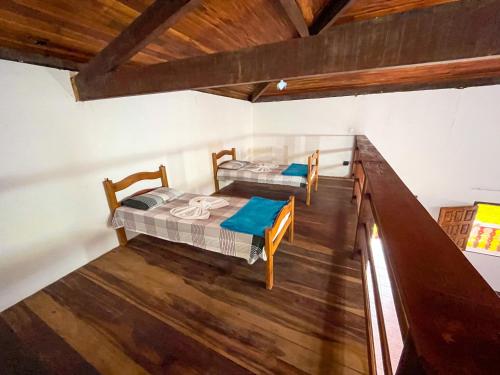 伦索伊斯Pousada e Camping Lumiar的卧室享有高空美景,配有两张床