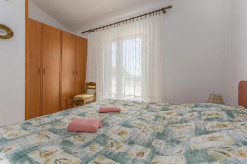 诺维格勒伊斯特拉比杰里克公寓的一间卧室配有一张大床和两个枕头