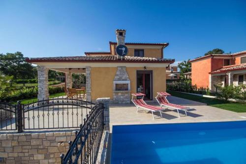 卡里高多Villa Mateja的一座带游泳池和房子的别墅