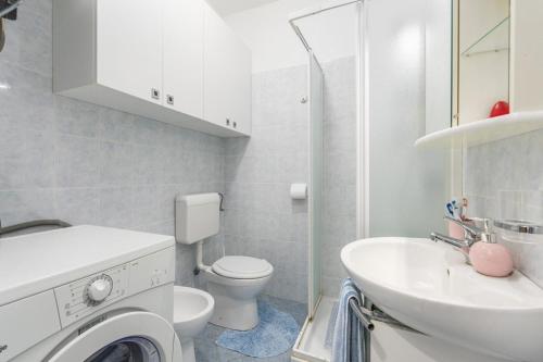 卡里高多Apartment Carigo的白色的浴室设有卫生间和水槽。