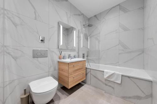 泰晤士河畔金斯顿SERCASA - Appletree Court - Kingston的浴室配有卫生间、盥洗盆和浴缸。
