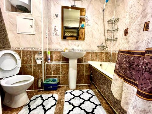 巴甫洛达尔Apartments on Kuban 63的浴室配有卫生间、盥洗盆和浴缸。