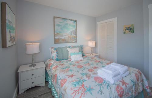 St. Helena Island187 Beach Club Villa的一间卧室配有带毛巾的床