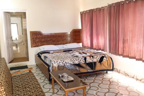 乌提斯理巴拉吉酒店的卧室配有一张床和一张桌子