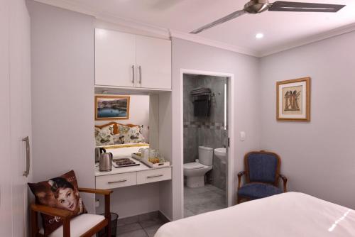 雅可布湾STRANDKIEWIET Unit 1 Unit 2的一间卧室配有床、水槽和卫生间