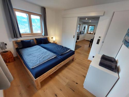 施伦斯Haus Ströhle的一间位于客房内的蓝色床卧室