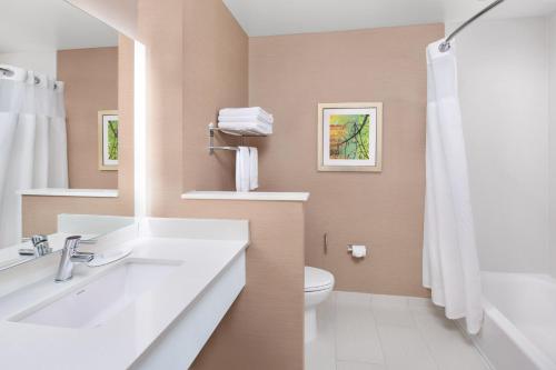 波普勒布拉夫Fairfield Inn & Suites by Marriott Poplar Bluff的一间带水槽和卫生间的浴室