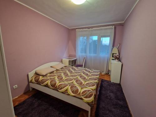 波德戈里察Your place in Podgorica的一间小卧室,配有床和窗户