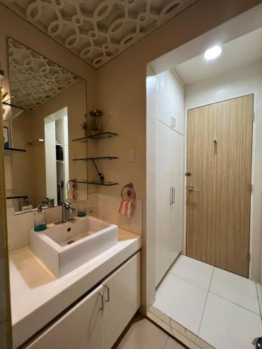 CutadBonel condo at Pico de Loro的浴室设有白色水槽和镜子