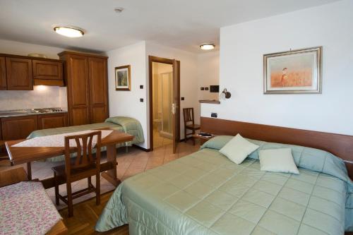 尚波尔谢Albergo Castello da Bonino的酒店客房配有一张床铺和一张桌子。