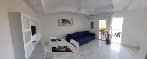 巴亚希贝CASA MARAVILLOSA的客厅配有蓝色的沙发和桌子