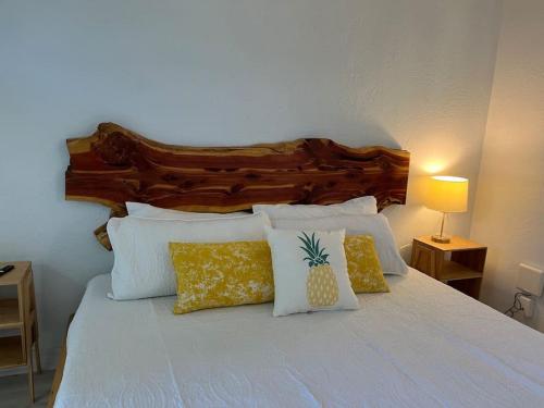代托纳海滩Retro motel walk to beach, Wi-Fi的一张带白色枕头和木制床头板的床
