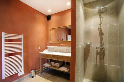 罗宾鲁伯龙佩尔度假屋的带淋浴和盥洗盆的浴室