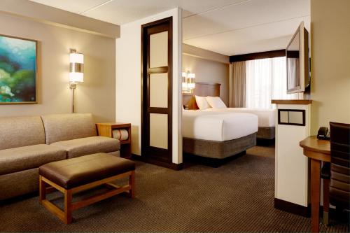 埃斯特罗椰子点凯悦嘉轩酒店的酒店客房,配有床和沙发