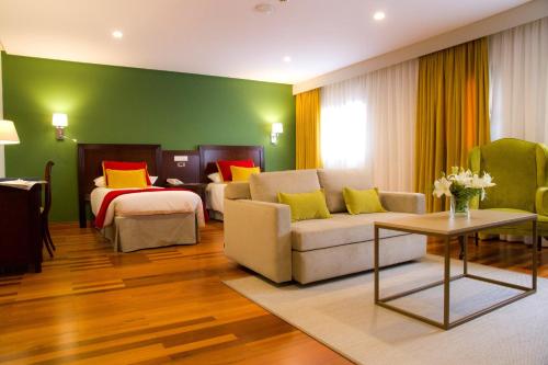 圣布里希达圣布里吉达学校酒店的客厅配有沙发和1张床