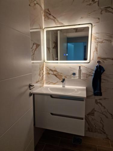 Nova PazovaCentar lux的一间带水槽和镜子的浴室