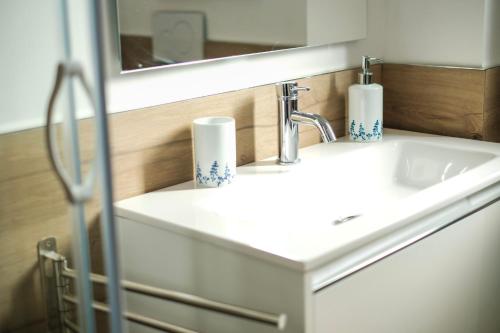 巴里Rossani Suites&Aparts的浴室设有白色水槽和镜子