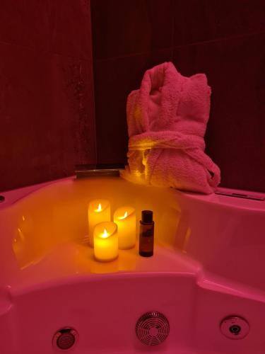 卢森堡LOVE ROOM - Luxembourg的浴室设有浴缸,配有2把蜡烛