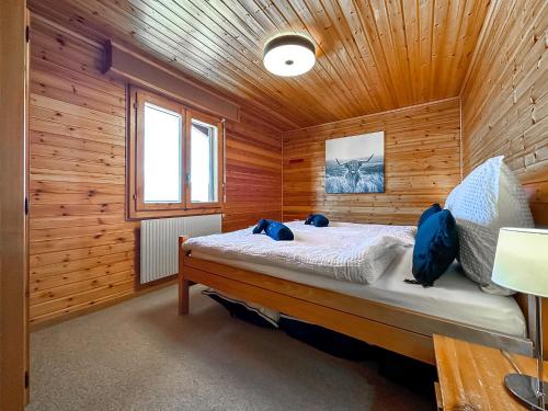 克莱恩 蒙塔纳Mirador Lodge - Crans Montana - Swiss Alps的小木屋内一间卧室,配有一张床