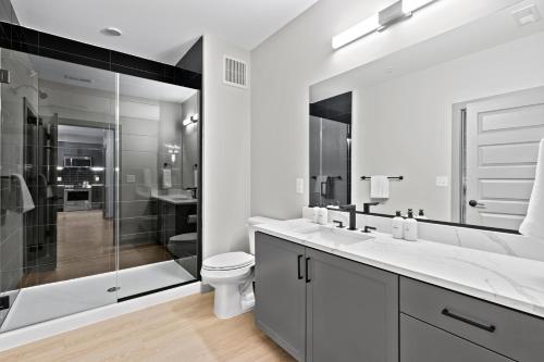 哥伦比亚WhyHotel by Placemakr, Columbia的白色的浴室设有卫生间和淋浴。