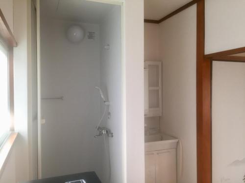 东京D-pdal Inn - Vacation STAY 39054v的一间带卫生间和水槽的浴室