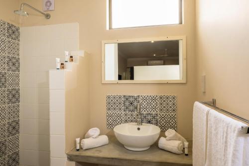 马翁Sedia Riverside Hotel的一间带水槽和镜子的浴室