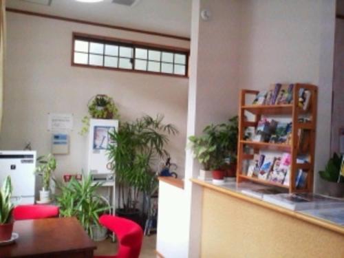 日光Sudomari no Yado Sunmore - Vacation STAY 46736v的墙上有盆栽植物的房间