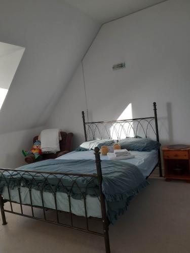 班伯里Guest House - oxfordshire的一间白色客房内的床铺卧室