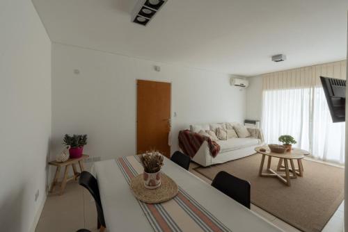 贝伦埃斯科巴Apartamento Amalfi的客厅配有桌子和沙发