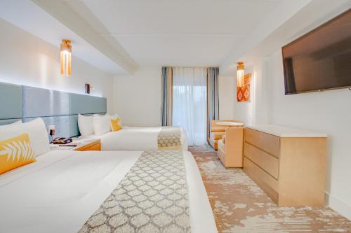 科灵伍德Living Water Resort & Spa的酒店客房设有两张床和一台平面电视。