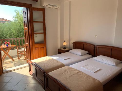 马拉松坎博斯Gaia Apartments,By Villa Kokkoni的带阳台的卧室内的两张床