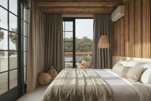 圣巴巴拉Drift Santa Barbara的一间卧室设有一张大床和大窗户