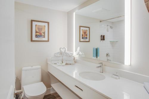 科灵伍德生活石高尔夫度假村 的白色的浴室设有水槽和卫生间。
