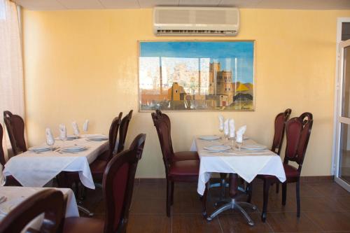 泰夫劳特圣安东尼酒店的一间带桌椅的用餐室和一幅画