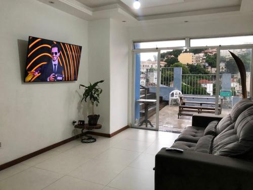 里约热内卢Cobertura com Piscina na Lapa的带沙发和大窗户的客厅