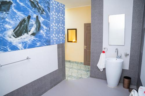博瓦隆Green Park的一间带卫生间的浴室和墙上的绘画