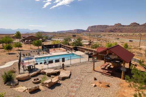 摩押Sun Outdoors Canyonlands Gateway的沙漠中游泳池的顶部景观