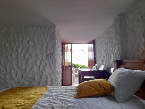 ChinchináCasa Chute的一间卧室配有一张黄色枕头的床