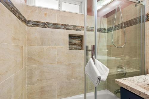 圣巴巴拉Goleta Getaway的带淋浴的浴室和玻璃门