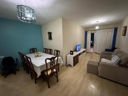 里约热内卢Quarto Aconchegante的客厅配有桌子和沙发