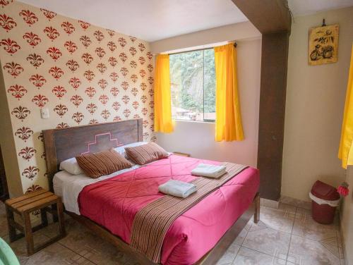 马丘比丘ECO ART Best view Machu Picchu的一间卧室配有一张带粉色毯子的大床