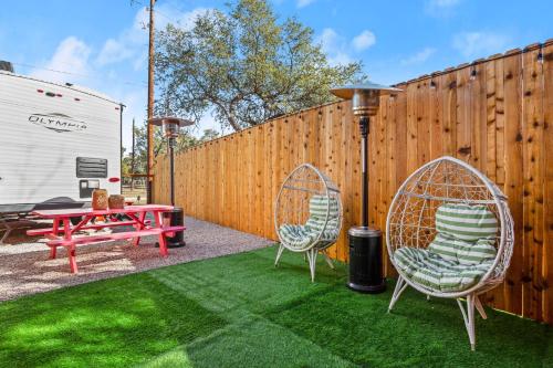 奥斯汀Park access! Bars & Restaurants close-by! Private的后院设有两把椅子、一张桌子和围栏