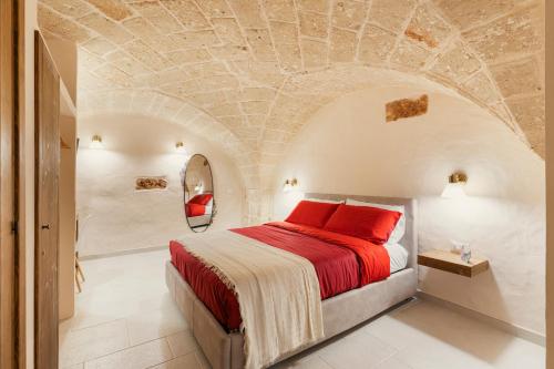 法萨诺[Exclusive - Suite] SPA con Idromassaggio Jacuzzi的一间卧室设有一张石质天花板床。