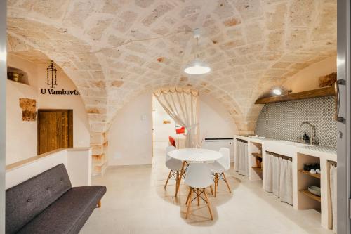 法萨诺[Exclusive - Suite] SPA con Idromassaggio Jacuzzi的厨房和带石质天花板的客厅